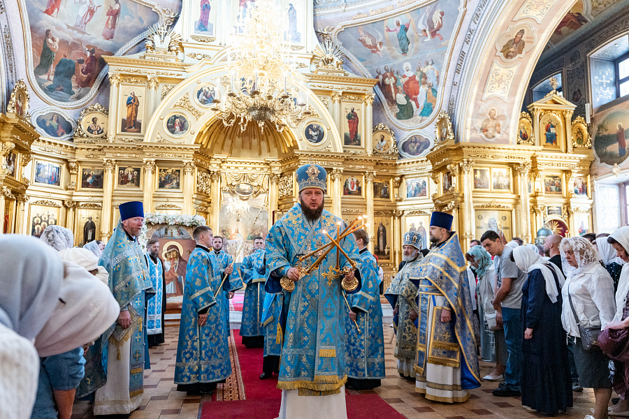 Архиерейское богослужение в соборе Николы Белого города Серпухова